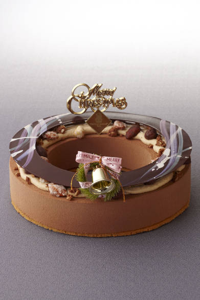 <strong>The Ritz-Carlton, Tokyo｜ザ・リッツ・カールトン東京</strong><br />クリスマスリース コロッセオ<br />コーヒー風味のマスカルポーネクリームとバナナカスタードをチョコレートで包み込んだ豊かな味わいは、サブレ生地とメランジェショコラの食感が新鮮！<br /><br />価格｜7000円（25cm）<br />予約期間｜12月20日（日）まで<br />受け渡し期間｜12月21日（月）～25日（日）<br />販売店舗｜ザ・リッツ・カールトン東京1F『ザ・リッツ・カールトン カフェ&デリ』