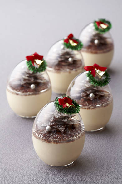 <strong>The Ritz-Carlton, Tokyo｜ザ・リッツ・カールトン東京</strong><br />クリスマス ティラミス<br />マスカルポーネを贅たくに使用した定番人気のティラミスをクリスマス仕様にデコレーション。<br /><br />価格｜各700円<br />販売期間｜12月21日（月）～25日（日）<br />販売店舗｜ザ・リッツ・カールトン東京1F『ザ・リッツ・カールトン カフェ&デリ』