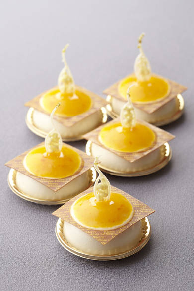 <strong>The Ritz-Carlton, Tokyo｜ザ・リッツ・カールトン東京</strong><br />クリスマス グラディエーター<br />爽やかなオレンジの風味とホワイトチョコレートムースの黄金バランス！<br /><br />価格｜各700円<br />販売期間｜12月21日（月）～25日（日）<br />販売店舗｜ザ・リッツ・カールトン東京1F『ザ・リッツ・カールトン カフェ&デリ』