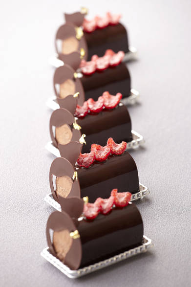 <strong>The Ritz-Carlton, Tokyo｜ザ・リッツ・カールトン東京</strong><br />マンジャリチョコレート<br />ラズベリーの爽やかな酸味がアクセントのマンジャリチョコレートムース。<br /><br />価格｜各700円<br />販売期間｜12月21日（月）～25日（日）<br />販売店舗｜ザ・リッツ・カールトン東京1F『ザ・リッツ・カールトン カフェ&デリ』