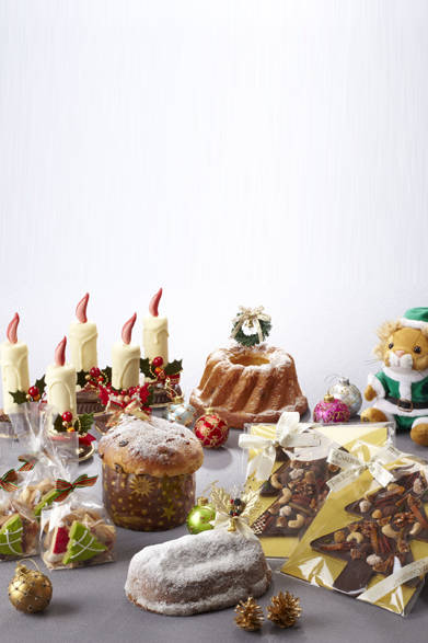 <strong>The Ritz-Carlton, Tokyo｜ザ・リッツ・カールトン東京</strong><br />季節の洋菓子<br />クリスマスまでの日々を楽しく過ごすために登場したユニークでかわいらしい季節の洋菓子はギフトにもお薦め！<br /><br />左から時計まわりに、チョコレートキャンドル 各2500円、クグロフ 1500円、クリスマスツリーマンディアン 2000円、シュトーレン 2000円、パネトーネ 1200円、クリスマスクッキー 1500円<br />販売期間｜12月1日（木）～25日（日）<br />販売店舗｜ザ・リッツ・カールトン東京1F『ザ・リッツ・カールトン カフェ&デリ』