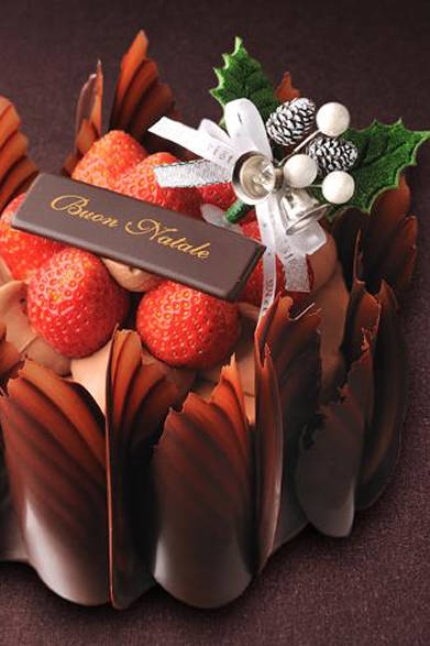 <strong>GRAND HYATT TOKYO｜グランド ハイアット 東京</strong><br />シャンティショコラ<br />大人気のクリスマスショートケーキの生チョコレートバージョンとなる本品は、ふんわりとした食感に焼き上げたスポンジに濃厚チョコレートを使ったクリームをサンドした贅たくな味わい。<br /><br />価格｜4200円（12cm）、6000円（15cm）<br />予約期間｜12月16日（金）まで<br />受け渡し期間｜12月17日（土）～25日（日）<br />販売店舗｜グランド ハイアット 東京1F『フィオレンティーナ ペストリーブティック』