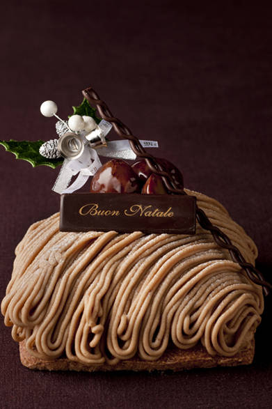 <strong>GRAND HYATT TOKYO｜グランド ハイアット 東京</strong><br />クリスマスモンテビアンコ<br />さくっと軽い食感のヘーゼルナッツメレンゲのうえに、アーモンドビスキュイ、刻んだマロンが入った無糖の生クリームをのせ、仕上げに風味豊かなラム酒入りのマロンクリームをたっぷりとコーティング。マロンの濃厚な味わいと食感を愉しめるひと品。<br /><br />価格｜3800円（W12×D12cm）<br />予約期間｜12月16日（金）まで<br />受け渡し期間｜12月17日（土）～25日（日）<br />販売店舗｜グランド ハイアット 東京1F『フィオレンティーナ ペストリーブティック』