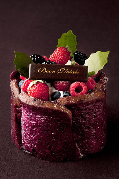 <strong>GRAND HYATT TOKYO｜グランド ハイアット 東京</strong><br />ベリープディング<br />赤ワイン、オレンジジュース、ブルーベリー、ラズベリー、赤スグリで作った自家製ミックスベリーシロップにたっぷり漬けたブリオッシュ生地のなかに、クレームブリュレとベリーフィリングをサンドし、フレッシュベリーをふんだんに飾った色鮮やかなケーキ。<br /><br />価格｜3500円（12cm）<br />予約期間｜12月16日（金）まで<br />受け渡し期間｜12月17日（土）～25日（日）<br />販売店舗｜グランド ハイアット 東京1F『フィオレンティーナ ペストリーブティック』