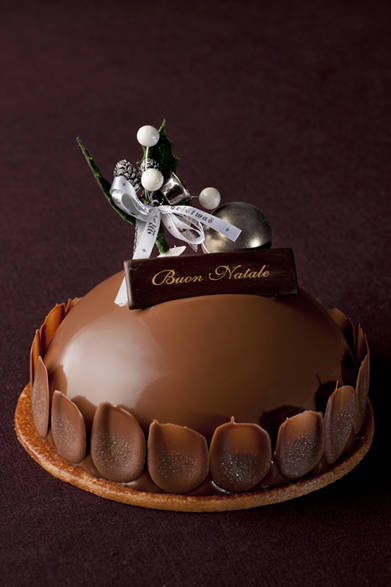 <strong>GRAND HYATT TOKYO｜グランド ハイアット 東京</strong><br />ドームキャラメル<br />今年の新作ケーキとした登場したのは、サブレ生地をベースにしたキャラメルムースのなかに、アーモンドビスキュイ、クレームブリュレ、ラムレーズンを層にした濃厚なおとなの味わい。<br /><br />価格｜3800円（12cm）<br />予約期間｜12月16日（金）まで<br />受け渡し期間｜12月17日（土）～25日（日）<br />販売店舗｜グランド ハイアット 東京1F『フィオレンティーナ ペストリーブティック』