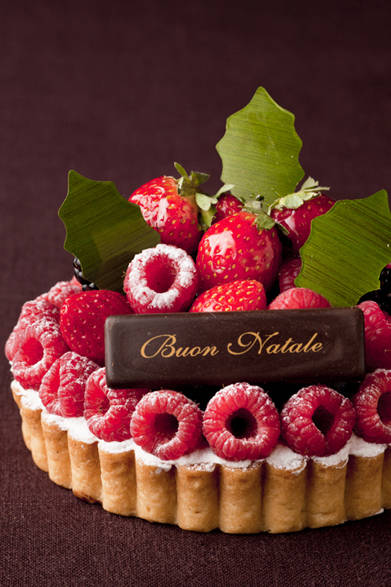 <strong>GRAND HYATT TOKYO｜グランド ハイアット 東京</strong><br />リコッタチーズ フルーツタルト<br />やわらかで口当たりがよく、さっぱりとしたリコッタチーズタルトのうえに、ミックスベリーをふんだんに飾ったひと品は、ミルクのような優しい甘さのチーズとベリーの酸味が絶妙なフレッシュな味わい。<br /><br />価格｜3500円（12cm）<br />予約期間｜12月16日（金）まで<br />受け渡し期間｜12月17日（土）～25日（日）<br />販売店舗｜グランド ハイアット 東京1F『フィオレンティーナ ペストリーブティック』