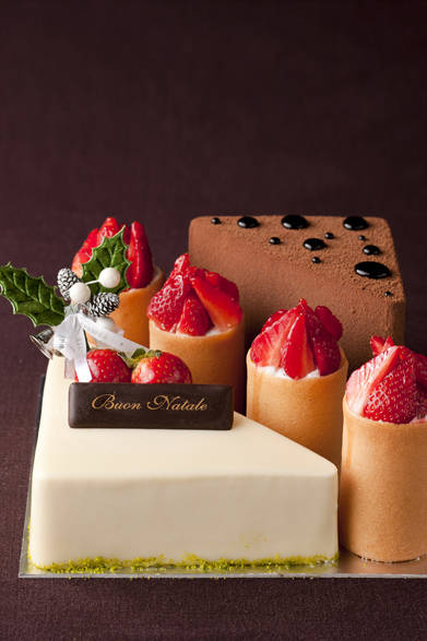 <strong>GRAND HYATT TOKYO｜グランド ハイアット 東京</strong><br />アソートクリスマスケーキ<br />オレンジリキュールをアクセントにした濃厚なチョコレートケーキ「マルキーズ」、ホワイトチョコレートをコーティングしたゴーフレのなかに自家製ベリーシロップをしみこませたスポンジ生地、甘さ控えめの軽い生クリーム、そしていちごを層にした「ストロベリードライフル」、ストロベリー風味のスイートチョコムースとストロベリージャムを上品な甘さのホワイトチョコレートムースで包んだ「シシリア」の3種のケーキを詰めたアソートはパーティにぴったり！<br /><br />価格｜5500円（3種入り）<br />予約期間｜12月16日（金）まで<br />受け渡し期間｜12月17日（土）～25日（日）<br />販売店舗｜グランド ハイアット 東京1F『フィオレンティーナ ペストリーブティック』