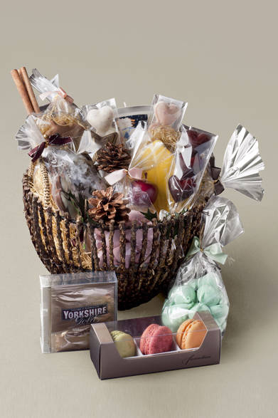 <strong>GRAND HYATT TOKYO｜グランド ハイアット 東京</strong><br />クリスマスチャリティ ハンパーS<br />クリスマスモチーフのジンジャークッキーやチョコレートロリポップのスイーツをメインに、マカロン、紅茶ギモ―ブ（ミント＆ストロベリー）、シュトーレン、世界中の子どもたちから寄せられた絵をラベルにしたチャリティキャンドルを詰め合わせたハンパーは、売上金の一部が「子供地球基金」をとおして東北の子どもたちへ寄付される。<br /><br />価格｜7000円<br />販売期間｜12月1日（木）～25日（日）<br />販売店舗｜グランド ハイアット 東京1F『フィオレンティーナ ペストリーブティック』