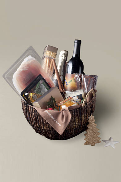 <strong>GRAND HYATT TOKYO｜グランド ハイアット 東京</strong><br />クリスマスチャリティ ハンパーL<br />ハイアットオリジナルワイン「CANVAS」やシャンパーニュ「ルイロデレール ブリュット」（ハーフボトル）、ホームメイド ビーフジャーキーをメインに、チーズ、生ハム、グリッシーニ、ジャム、フロランタン9枚、姫りんご、そして世界中の子どもたちから寄せられた絵をラベルにしたチャリティキャンドルを詰めたパーティにお薦めのハンパーは、売上金の一部が「子供地球基金」をとおして東北の子どもたちへ寄付される。<br /><br />価格｜1万8000円<br />販売期間｜12月1日（木）～25日（日）<br />販売店舗｜グランド ハイアット 東京1F『フィオレンティーナ ペストリーブティック』