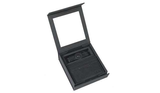 <strong>TUMI｜トゥミ</strong>　「カードケース＆キーフォブ・ボックスセット」　ソフトなナッパレザーに赤のステッチでトリミングがほどこされたスリムなカードケースと、中央の丸いボタンを押すと、片方のストラップが外れる仕様のバリスティックナイロンのキーフォブのセット。価格｜1万500円