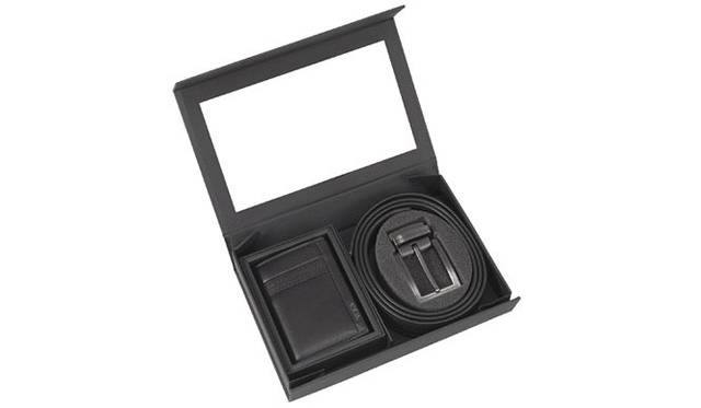 <strong>TUMI｜トゥミ</strong>　「ベルト＆カードケース・ボックスセット」　着こなしにあわせて、レザーとバリスティックナイロンがリバーシブルで使用でき、長さも自由にカットできるベルトと、カードスロットとIDウィンドウも装備したマチつきナッパレザーの二つ折りタイプのカードケースのセット。価格｜2万1000円