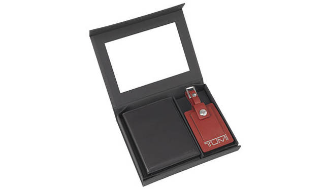 <strong>TUMI｜トゥミ</strong>　「パスポートケース＆ラゲージ・タグ ボックスセット」　IDウィンドウ、カードスロット、紙幣コンパートメントが装備された、ソフトなナッパレザーのパスポートケースと、トゥミのアイコンカラーである人気の赤いラゲージ・タグのセット。パスポートケースはブラック。価格｜1万5750円