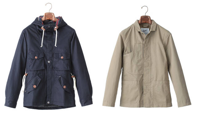 <strong>The garbstore | ザ ガーブストア</strong><br />（左）LANGDALE PARKA　 5万8800円<br />1960年代のパーカを、日本製のスラブチノクロスでモディファイしたマウンテンパーカは、前立て、ポケットフラップ、フードまわりにウール地を使用し、さりげなく色味をプラスしている。<br /><br />（右）MUNITIONS FACTORY COVERALL JACKET　 2万5200円<br />ふたつのパッチポケットと大きなツールポケットが目を引くジャケットは、軍需品の工場で採用されていたブリティッシュカバーオールジャケットをコットンチノクロスで再現したもの。