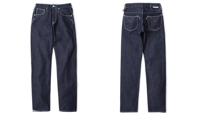 <strong>The garbstore | ザ ガーブストア</strong><br />REVIS TYPE Ⅲ　2万790円<br />14オンスの左綾織の岡山産デニムを使用したストレートデニムは、ホワイトエナメルでペイントされたリベットがアクセント。ビンテージにみられる特殊なステッチングがほどこされている。