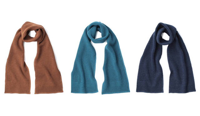 <strong>The garbstore | ザ ガーブストア</strong><br />RAF KNIT GROUND CREW SCARF　 8190円<br />端とセンター部分の編地を切り替えた、RAF（Royal Air Force＝英空軍)のグラウンドクルーモデルのスカーフ。シンプルで無骨なデザインながら、コーディネイトのわき役でなく、たしかな存在感を感じさせるひと品である。