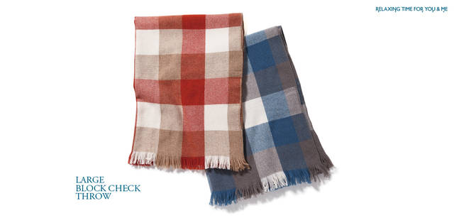 <strong>MARGARET HOWELL HOUSEHOLD GOODS｜マーガレット・ハウエル ハウスホールドグッズ</strong>　ウールとカシミアをブレンドすることで、クリスマスシーズンにぴったりな深みのあるリッチな色合いを実現。ダークオレンジとディープブルーの展開。チェックスロー 各2万5200円（ともにマーガレット・ハウエル ハウスホールドグッズ）