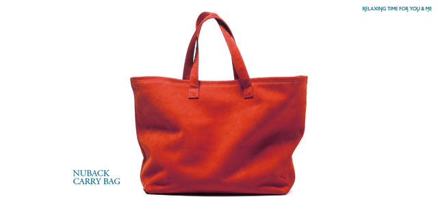 <strong>MARGARET HOWELL HOUSEHOLD GOODS｜マーガレット・ハウエル ハウスホールドグッズ</strong>　華やかなダークオレンジは着こなしのスパイス役としても活躍しそう。ヌバック素材ならではのウォーム感やくったりとした柔らかさも魅力的。クリスマス限定商品。バッグ 3万4650円（マーガレット・ハウエル ハウスホールドグッズ）