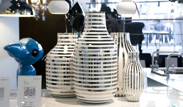 <strong>TOYO KITCHEN｜トーヨーキッチン</strong>　イタリアのセラミックブランド「BOSA（ボーサ）」　プラチナカラーとBOSA独特の美しいホワイトを縞状にした花瓶「STRYPY（ストライピー）」