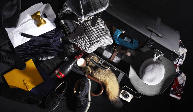 　クリスマスを白銀の世界で迎えるための旅支度！　ラゲッジに詰め込むのは、冷たい風もなんのその、彼を心からあたためるニットやダウン、帽子に手袋、休暇を思う存分アクティブに過ごすためのスニーカー！　そしてロマンティックなクリスマスディナーに合わせたいドレスアイテムも忘れずに。すてきな冬の思い出を演出するアイテムをピックアップ！