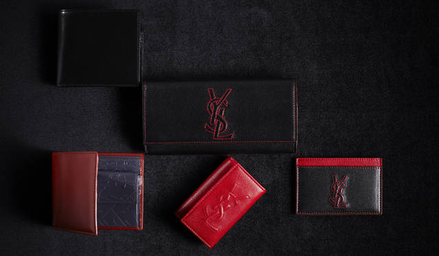 　ギフトの定番である革小物も、ブラックやブラウンなど、無難な色味ではおもしろみがない。ここは思いきって、クリスマスらしい赤をチョイス！　赤といっても落ち着きのあるトーンなので、男性でも抵抗なく取り入れられる。<br />左上から時計まわりに、二つ折りパース　4万7250円、ロングウォレット　7万1400円、カードケース　2万1000円、キーケース　2万6250円、二つ折りパース　4万7250円（すべてイヴ・サンローラン　Tel. 0570-016655）