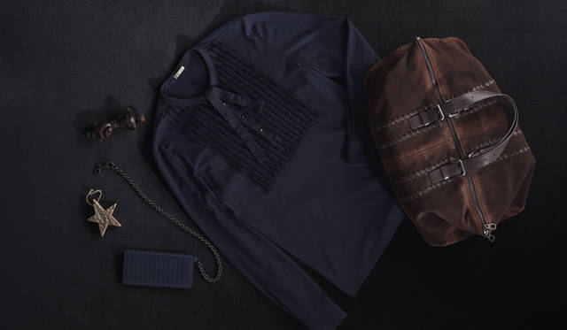 　ドレススタイルにはもちろん、ボトムスや合わせる小物によってカジュアルにも着こなせるドレスシャツ。たとえばスエードの風合い豊かなボストンバッグを合わせてボーホーシックなスタイルで小旅行へ。はたまたウォレットチェーンをアクセントにしたクールな着こなしでパーティへ。あたらしい彼の一面が見れるかも！<br />シルクシャツ　7万2450円、ボウタイ　1万7850円、ウォレットチェーン付きウォレット　7万8750円、ボストンバッグ　23万1000円（すべてボッテガ・ヴェネタ／ボッテガ・ヴェネタ ジャパン　Tel. 0570-000-677）