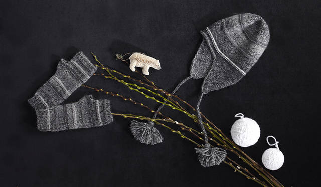 　いまの気分とマッチする、シーズン感のあるアイテムはやっぱり心ときめくもの。手ごろな値段もうれしいキュートなニットキャップ＆グローブはぜひともセットで贈りたい。<br />ニットキャップ　9450円、ニットグローブ　7350円（ともにドルチェ&ガッバーナ／ドルチェ&ガッバーナ ジャパン　Tel. 03-6419-2220）