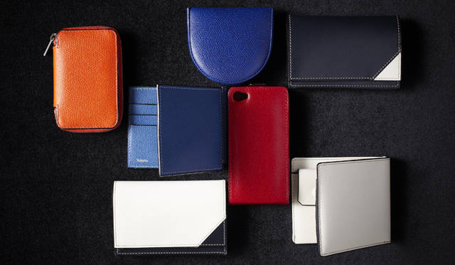 　自分で選ぶときは、ブラックやブラウンなどの無難な色をセレクトしがちな革小物。だからこそプレゼントとして贈るときは鮮やかなカラーアイテムをチョイスして、新鮮な気分も届けたい！<br />左上から時計まわりに、コインケース　4万5150円、コインケース　2万8350円、カードケース　3万5700円、二つ折りウォレット　4万2000円、iPhoneケース　3万8850円、マネークリップ　4万3050円、カードケース　3万5700円（すべてヴァレクストラ／ヴァレクストラ・ジャパン　Tel. 03-3563-5505）