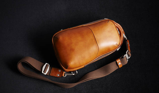 　カジュアルスタイルの定番バッグといえるボディバッグ。上質なレザーを使ったアイテムでおとなの休日スタイルを完成させて。　　ワンショルダー　2万9400円（エルゴポック／キヨモト NC事業部　Tel. 03-5843-9011）