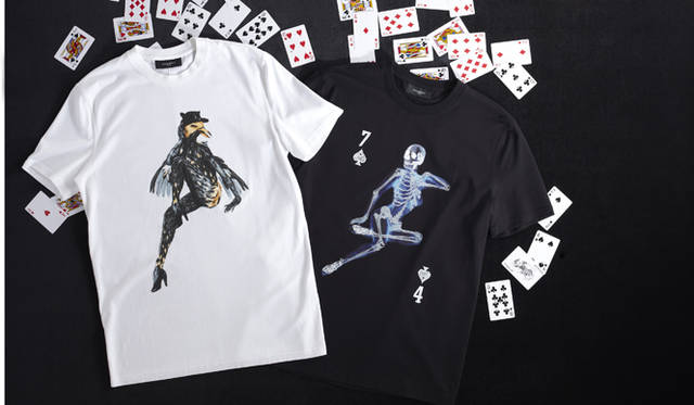 　インパクトのあるプリントが目を引くTシャツは、日本限定アイテム。特別なプレゼントだからこそ、希少性の高いスペシャルなアイテムを贈りたい。<br />日本限定Tシャツ　各2万6250円（ともにジバンシィ バイ リカルド ティッシ／サードカルチャー　Tel. 03-5448-9138）