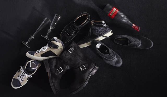 　シューズにはうるさい男性は意外に多い。そんなこだわり派の彼にプレゼントしたいのは、ラグジュアリーブランドから登場した話題のメンズスニーカー！<br />左から時計まわりに、ベルベットハイカットスニーカー　5万2500円（ピエール アルディ／ステディ スタディ　Tel. 03-5469-7110）、レオパードスニーカー　7万9800円（ジミー チュウ　Tel. 03-5413-1150）、ヘアカーフシューズ　9万3450円（セルジオ・ロッシ／セルジオ・ロッシ カスタマーサービス　Tel. 0570-016600）、スエードブーツ　13万200円（ジミー チュウ　Tel. 03-5413-1150）
