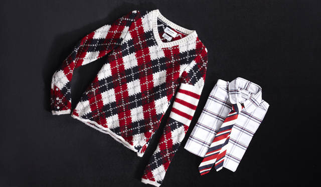 　今シーズンの特徴でもある印象的なチェックパターンのニットやシャツ、タイがコーディネイトに華やかさをプラス。どんよりと曇りがちな寒空の下も、彩り豊かにふたりで歩こう。<br />Vネックセーター　46万2000円、チェックシャツ　3万5700円、タイ　2万1000円（すべてトム ブラウン／ステディ スタディ　Tel. 03-5469-7110）