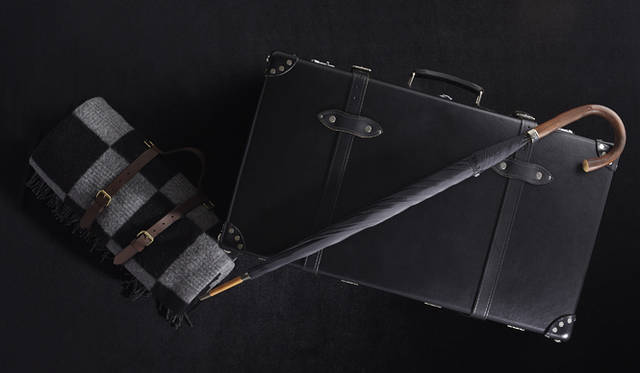 　旅行にキャンプ、スノーボードなど、アクティブな彼との思い出をこれからもたくさん作りたい、そんな期待を込めて、思わず外へ出かけたくなるようなアイテムを。<br />左からラグ　3万4650円（ハケット ロンドン／ヴァルカナイズ・ロンドン　Tel. 03-5464-5255）、スーツケース　15万7500円（グローブ・トロッター／グローブ・トロッター ジャパン　Tel. 03-5464-5248）、チェスナット　2万9400円（フォックス・アンブレラ／フォックス・アンブレラズ ジャパン　Tel. 03-5464-5247）