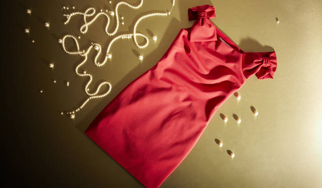 　情熱的な赤に、胸もとを飾るドレープがドラマティックなドレスは、リボンのモチーフがイノセントな表情を演出。その二面性が彼女をより魅惑的に、特別美しく引きたてる。<br />ドレス　23万4150円（ヴァレンティノ／ヴァレンティノ インフォメーションデスク　Tel. 03-6384-3512）