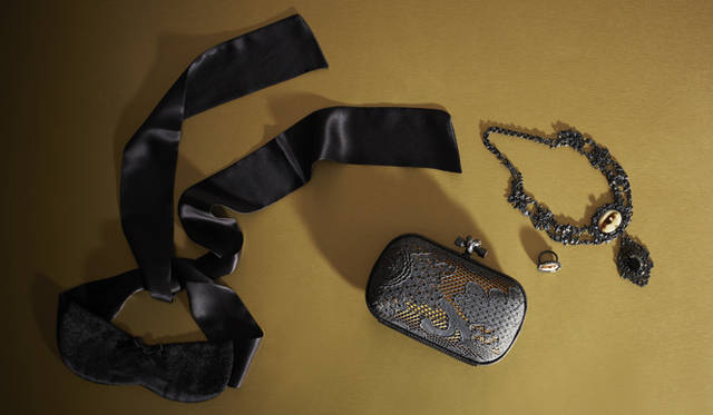 　繊細なレースがセンシュアルな、ジュエリーのように美しいクラッチバッグ。なかにはゴージャスなアクセサリーを忍ばせて、サプライズを演出！<br />クラッチ　45万6750円、ネックレス　46万2000円、リング　5万400円（すべてボッテガ・ヴェネタ／ボッテガ・ヴェネタ ジャパン　Tel. 0570-000-677）