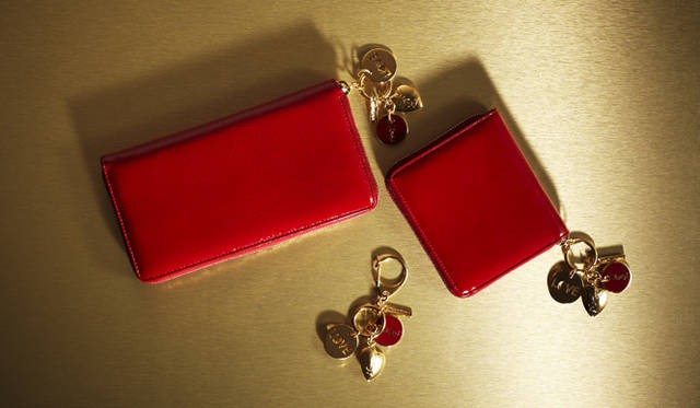 　ハート型のチャームに“LOVE”の文字、このロマンティックな季節にふさわしいキュートな新作シリーズ“CHARMES（チャームズ）”で、愛する気持ちをストレートに表現。<br />左から時計まわりに、ロングウォレット　4万9350円、スモールウォレット　4万950円、キーリング　3万5700円（すべてイヴ・サンローラン　Tel. 0570-016655）