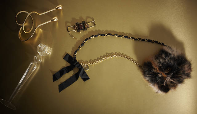 　モード派の彼女に贈りたいのは、レースやビジューで飾られた可愛らしいバッグや、小ぶりのジュエリーよりも、ブラックリボンでさりげなく女性らしさを演出したバッグや、ファッションアイテムとして身につけたいクールな大ぶりのアクセサリー。<br />ビジューブレス　14万9100円、フォックスファーバッグ　22万8900円（ともにランバン／ランバン ジャパン　Tel. 03-3289-2782）