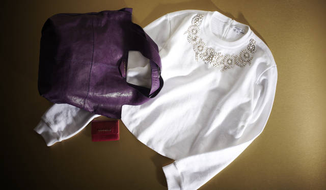 　ギフトの定番である革小物やバッグも、“限定カラー”“先行発売”など、特別な彼女にプレゼントするなら、やっぱりスペシャル感のあるアイテムがお薦め。<br />スウェットトップス　11万9700円、バック（日本先行発売）　9万9750円、財布（伊勢丹新宿店限定カラー）　3万1500円（すべてジバンシィ バイ リカルド ティッシ／サードカルチャー　Tel. 03-5448-9138）