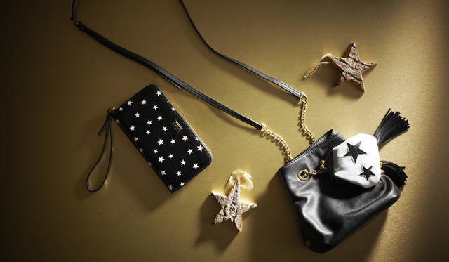 　プレゼントの箱から飛び出したのは、ポップなスターモチーフ！　きらめく夜空の星のように、彼女の笑顔をきらきらと輝かせて。<br />スターラウンドジップウォレット　5万3550円、巾着型バッグ　7万350円（ともにドルチェ＆ガッバーナ／ドルチェ＆ガッバーナ ジャパン　Tel. 03-6419-2220）