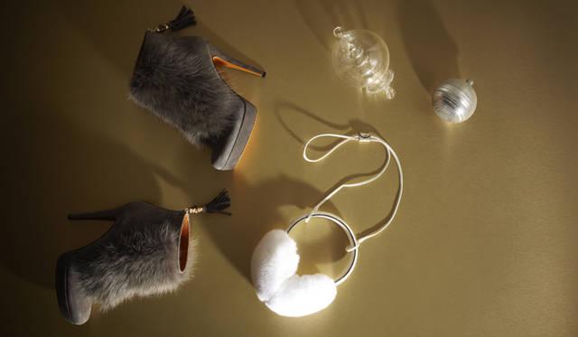 　ふわふわとやわらかなファーアイテムは、女性ならば誰もが思わず“かわいい！”と声を上げてしまうもの。モードな彼女にはシューズを、キュートな彼女にはイノセントなホワイトファーのイヤーマフはいかが？<br />ファーブーツ　14万4900円、イヤーマフ　3万450円（ともにグッチ／グッチ ジャパン カスタマーサービス　Tel. 03-5469-6611）