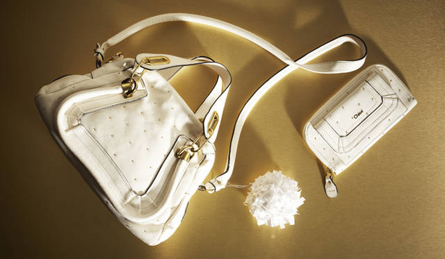 　人気のクロエから、ピュアなホワイト×ゴールドの組み合わせがホリデイシーズンらしい、限定バッグ＆ウォレットが登場！<br />クリスマスコレクション“PARTY”ショルダーバッグ（小）　18万7950円、クリスマスコレクション“PARTY”ジップウォレット　5万7750円　※各日本限定（ともにクロエ／クロエ インフォメーションデスク　Tel. 03-4335-1750）