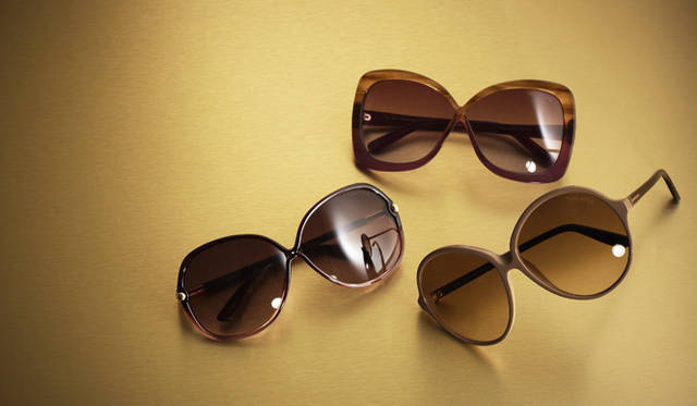 　人気ブランドから届いた新作アイウェアは、普段づかいはもちろん、ホリデイシーズンらしく、バカンスへと旅立つ前にプレゼントするのもお薦め。<br />左から時計まわりに、サングラス　4万4100円、サングラス　4万8300円、サングラス　3万9900円（すべてトム フォード／トム フォード アイウエア　Tel. 03-6804-3652）