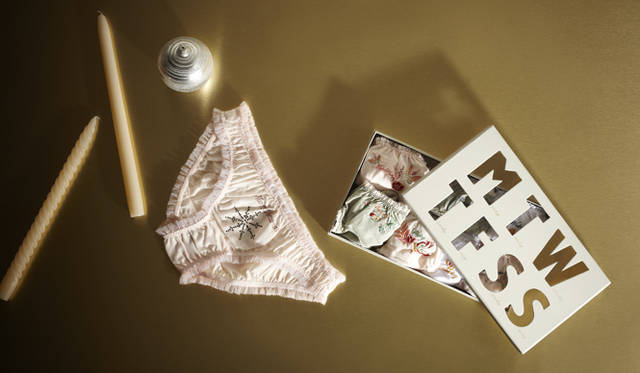 　M＝Monday、T＝Tuesday、W＝Wednesday……と、日替わりで楽しめるユニークなショーツセットは、友人へのギフトとしてもお薦め。ビジューで飾られたきらきらと輝くスノーフレイクはクリスマス限定デザイン！<br />左から、クリスマス限定ショーツ　8400円、ウィークリーショーツ　3万6750円（ともにステラ マッカートニー／ユニット＆ゲスト　Tel. 03-3710-3107）