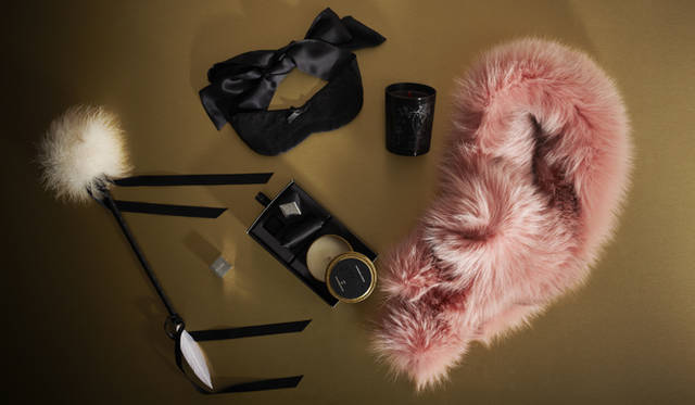 　ゴージャスなピンクのファーティペットに、ジョークを効かせた“おまけ”ギフトとして、ファッションコンシャスなデザインがさりげない、セクシーグッズをピックアップ。思わぬサプライズギフトにひとしきり笑ったあとは、特別な夜を妖しく演出してくれるかも？<br />左から時計まわりに、ファーチョーカー　9450円、目隠し　1万3650円、キャンドル　7140円、キャンドルサイコロセット　1万9950円（すべてキキ ド モンパルナス）、ファーティペット　17万4300円（エマニュエル ウンガロ）　以上リステア　Tel. 03-5413-3708