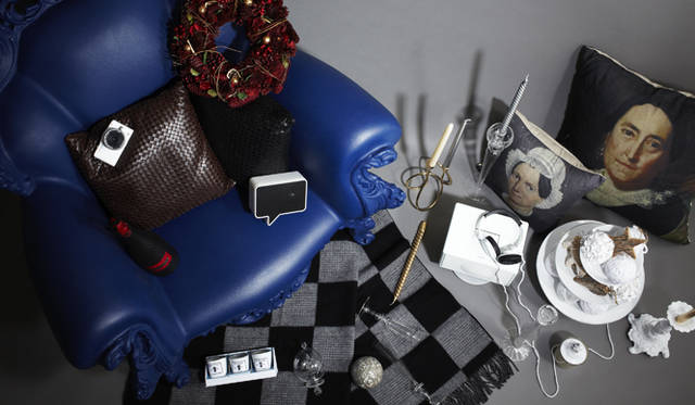 　多くのひとで賑わう華やかなパーティ、有名レストランの豪華なクリスマスディナーもいいけれど、家でゆっくり、ふたりだけで祝うクリスマスも、心あたたまるすてきな思い出。ゴージャスなソファにお気に入りの音楽、テーブルを彩るキャンドルの柔らかな灯り、特別なシャンパーニュ──いつもの空間をロマンティックに演出する、お薦めアイテムをご紹介。