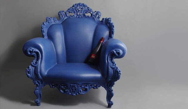 　1978年に発表されたかの有名なアームチェアを、ポリエチレンの回転成型で忠実に再現し、今年4月のミラノ・サローネにて話題となった「マジス プルースト」。ゴージャスなデザインがふたりの部屋を華やかに彩る。<br />マジスプルースト　12万6000円（マジス／マジスジャパン　Tel. 0120-945-512）