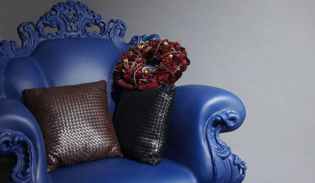 　ナッパレザーを手で編み込んだ、イントレチャートレザーを使用したクッションは、既存の家具ともコーディネイトしやすいシックな色味、シンプルなデザイン。上質な素材がはなつエレガンスで、リュクスな空間にグレードアップ。<br />クッション　各9万4500円（ともにボッテガ・ヴェネタ／ボッテガ・ヴェネタ ジャパン　Tel. 0570-000-677）