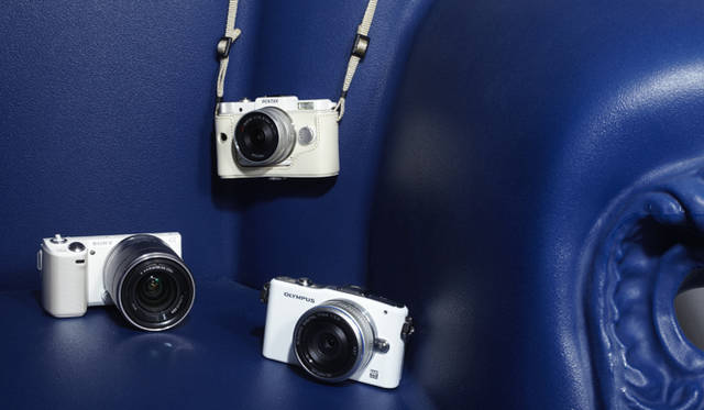 　簡単操作、手軽に扱える軽量でコンパクトなサイズ感で、彼女にも扱いやすく進化したコンパクトなデジタル一眼をもって、街へ、レジャーへ、ふたりの思い出をどんどん収めよう！<br />左から時計まわりに、ソニー「NEX-5N」ズームレンズキット（ボディ＋レンズ「E 16mm F2.8＋E 18-55mm F3.5-5.6 OSS」）　8万5000円前後（オープン価格）（ソニー／買い物相談窓口　0120-777-886）<br />ペンタックス「Q」ダブルレンズキット（ボディ＋レンズ「01 STANDARD PRIME」＋レンズ「02 STANDARD ZOOM」）　9万円前後（オープン価格）、カメラケース「O-CC115」　4980円前後（オープン価格）（以上ペンタックス／ペンタックスお客様相談センター　Tel. 0570-001323）<br />オリンパス「PEN mini E-PM1」ツインレンズキット（ボディ+レンズ「M.ZUIKO DIGITAL 14-42mm F3.5-5.6 Ⅱ R」+レンズ「M.ZUIKO DIGITAL 17mm F2.8」）7万5000円前後（オープン価格）（オリンパス／オリンパスカスタマーサポートセンター　0120-084215）