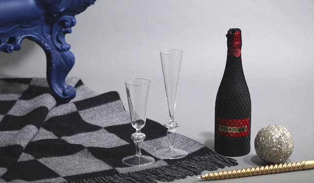 　赤いマスクとコルセットでミステリアスにドレスアップにしたシャンパーニュ　パイパー・エドシックとジャンポール・ゴルチェによるコラボレーションボトル「フレンチカンカン」が登場！　美しいグラスに注ぎ、とっておきのディナーとともに愉しみたい。<br />左から、シャンパングラス（低）　1万605円、シャンパングラス（高）　1万185円（アスティエ・ド・ヴィラット／H.P.DECO 　Tel. 03-3406-0313）、パイパー・エドシック ブリュット ジャンポール・ゴルチエ「フレンチカンカン」（750mL）　7350円　※数量限定（パイパー・エドシック／レミー コアントロー ジャパン　Tel. 03-6459-0690）
