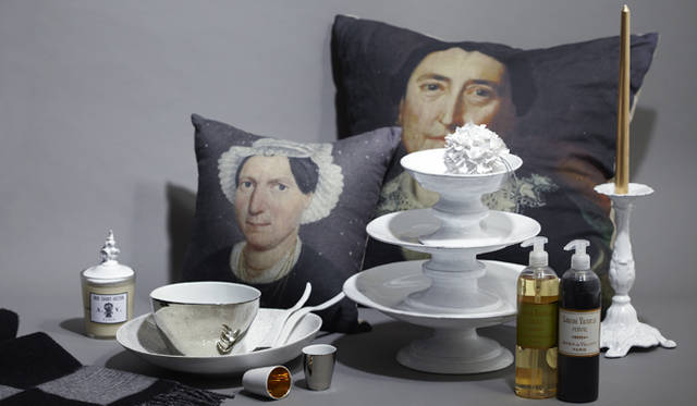 　ロマンティックなひとときを演出する、テーブルセットは手が抜けない！　特別なディナーを飾るのは、ピュアなホワイトの食器に、キャンドルスタンド。シルバー、ゴールドの華やかさが、気分を盛り上げる。<br />左から時計まわりに、ガラスキャンドル　8925円、クーベルチュール（蓋）　9450円（アスティエ・ド・ヴィラット）、クッション（小）　14700円、クッション（大）　19950円、キャンドルスタンド　2万4140円、食器用洗剤　各2100円、コンポート（大）　3万4650円、（中）　3万450円、（小）　2万7300円（アスティエ・ド・ヴィラット）、シルバーミニカップ　3150円、ゴールドミニカップ　3675円、シルバードットオーバルプレート　1万1550円、シルバーボール　1万4175円、サーバーフォーク　各1万5750円（ツェ・ツェ・アソシエ）以上H.P.DECO　Tel. 03-3406-0313