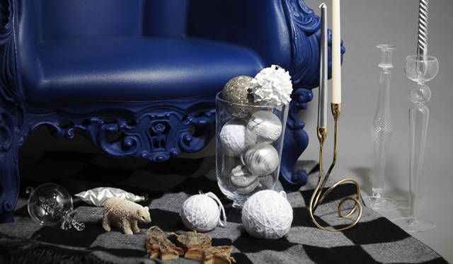 　クリスマスでの日々をきらめきで包むオーナメント。今年はホワイト×シルバーの繊細な輝きで神秘的な空間に、はたまたクマやツリー、スターといったキュートなモチーフのウッドオーナメントであたたかみある空間を演出する？<br />左から、ガラスボールほかオーナメント7個入りセット（※）　8925円、シルバーオーナメント（※）、クマオーナメント　1680円、ウッドオーナメント（ツリー、ハート、スター）　各840円、ホワイトウールボールオーナメント（S）　735円、（L）　1050円、ボールを入れたランタン　8190円、ライトボックスに入ったオーナメント上からホワイトボール　1260円、シルバーグリッターボールオーナメント　1365円、ホワイトウールボールオーナメント（S）、シルバーボール3つ（※）、ゴールドループキャンドルスティック　2万3100円、カップキャンドルスティック　ツイスト 4200円、カップキャンドルスティック　3675円（すべてザ・コンランショップ　Tel. 0120-04-1660）<br />（※）は7個入りオーナメントセットの一部